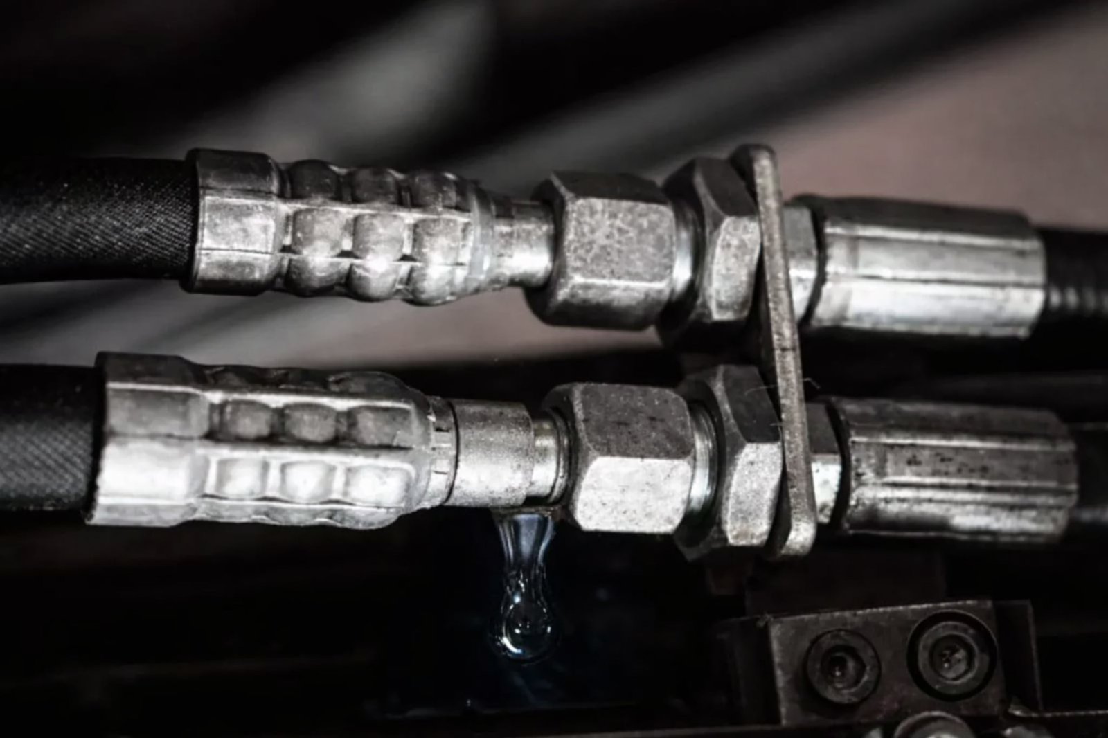 hydraulic fitting failure leak